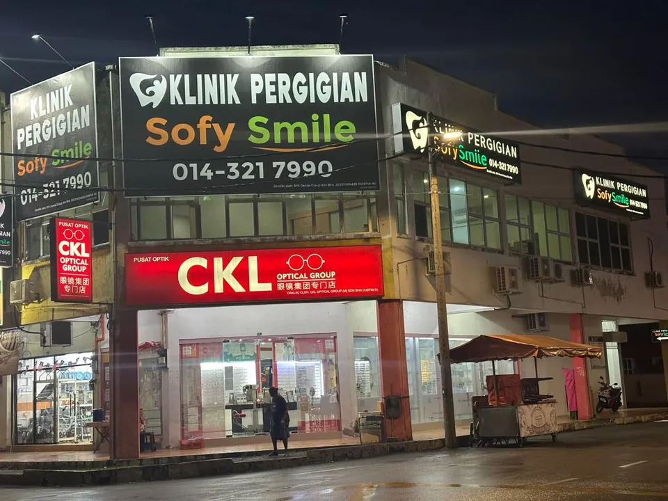 Papan tanda Klinik Pergigian Sofy Smile pada waktu malam